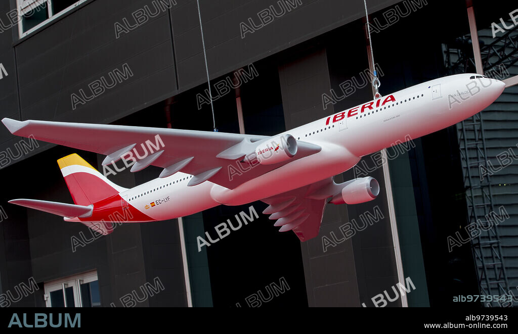Madrid, October 15, 2013. The president of Iberia, Antonio Vazquez, accompanied by Luis Gallego, CEO, and Marco Sansavini, commercial director, present the company's new logo at its new headquarters in Martinez Villergas in Madrid. Photo: IGNACIO GIL. ..archdc.