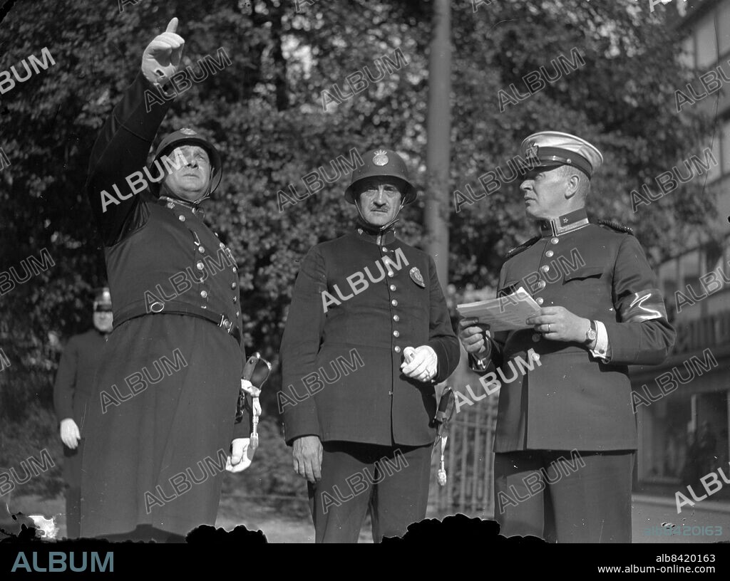 Göteborg - 1937-08-26 - Flyguppvisning och militärövning i stan - här vid Domkyrkan - fingerat bombanfall - Västra Hamngatan - th brandchefen Nils Einar "Nic" Grönvall - *** Local Caption *** GT Låda 1937-augusti-03. Royal - early years. KAMERAREPORTAGE.