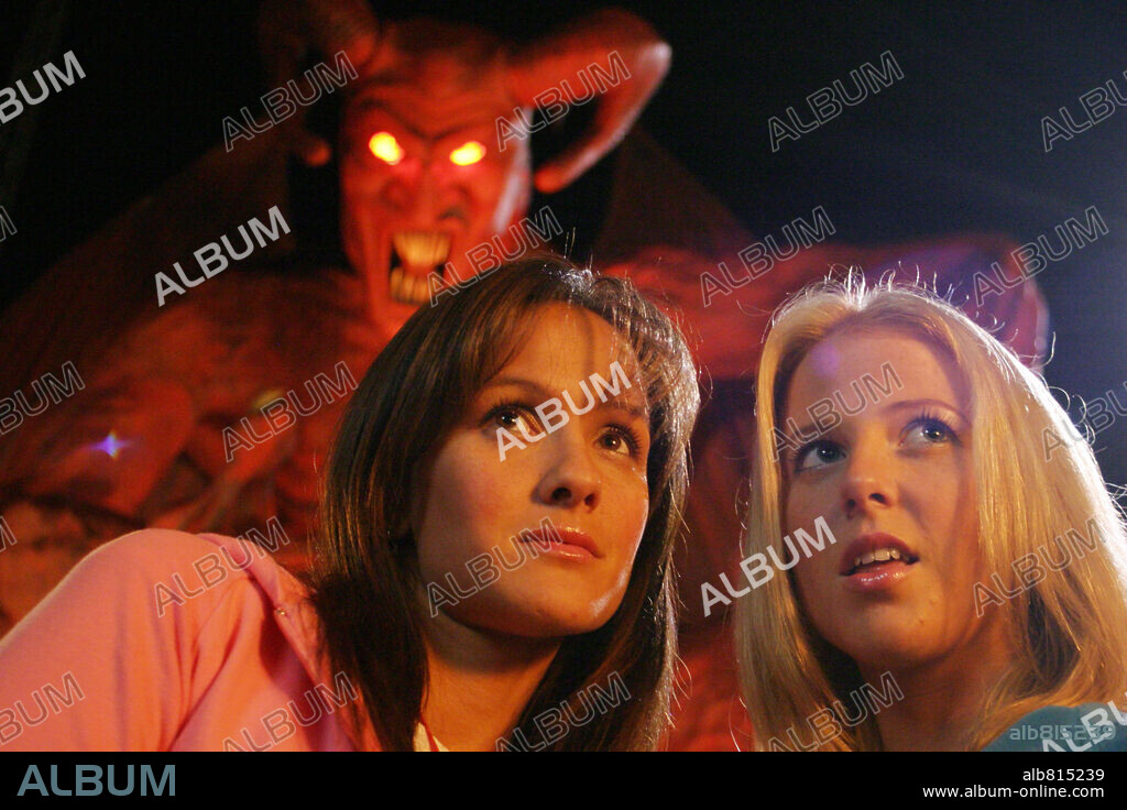 CHELAN SIMMONS and CRYSTAL LOWE in FINAL DESTINATION 3, 2006, directed by JAMES WONG. Copyright New Line Cinema/Hard Eight Pictures/Matinee Pictures/Practic / HARVEY, SHANE.