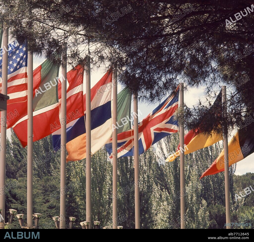 GALLARDETES CON BANDERAS DISTINTAS NACIONES - FOTO AÑOS 70.