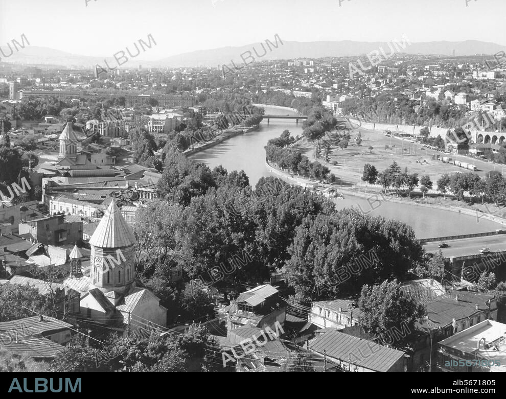 Tiflis / Tbilissi (Georgien). Blick von der Narikala-Festung über die Kura und die Stadt. Foto, 1998.