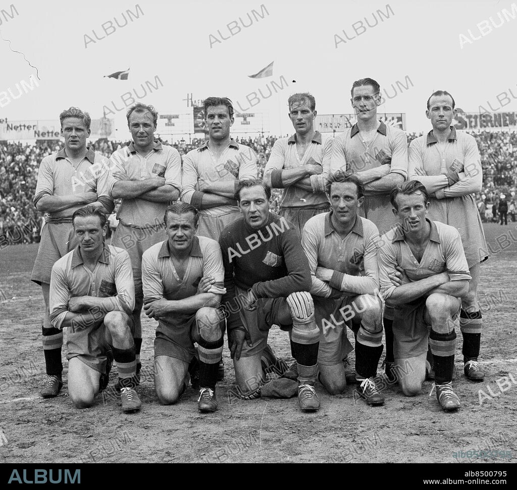 Köpenhamn Juni 1947. Fotbollslandskamp Danmark - Sverige på Idrottsparken i Köpenhamn. Svenska landslaget.. Stående fr. v: Lennart Lindskog, Gunnar Gren, Gunnar Nordahl, Börje Leander, Nils Liedholm och Stig Nyström. Knästående fr. v: Kjell Rosén, Harry Nilsson, Torsten Lindberg, Knut Nordahl, och Sune Andersson. *** Local Caption *** GP jun1947_2300_14. KAMERAREPORTAGE.