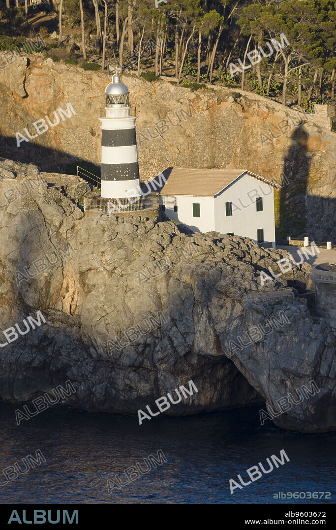 faro de La Creu,en la bocana del puerto de Soller, islas baleares, Spain.
