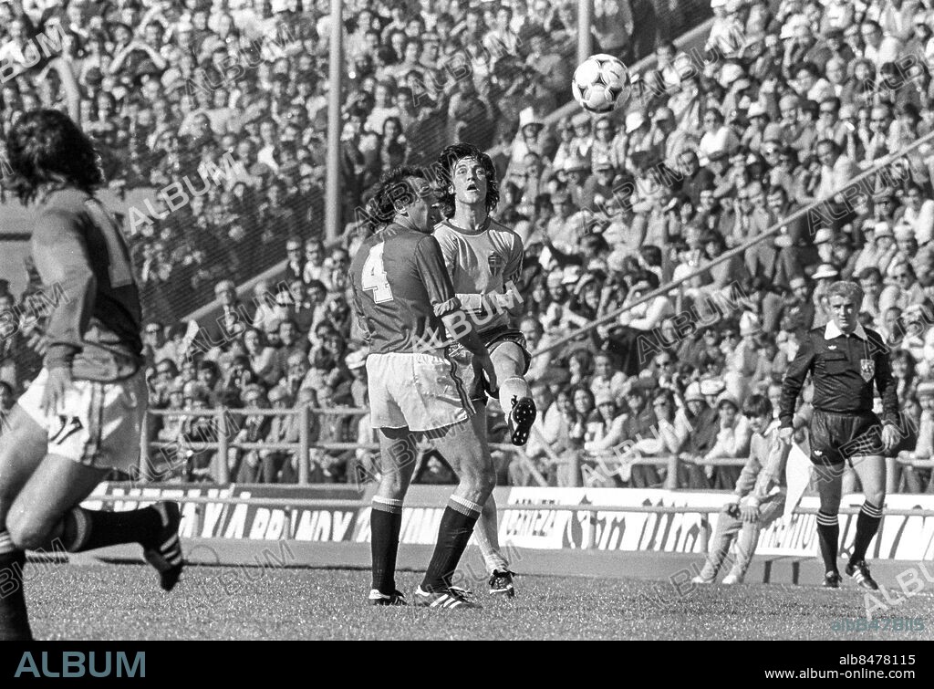 BUENOS AIRES 1978-06-11. Svenska fotbollslandslagets Ralf Edström sparkar i väg bollen framför Spaniens Juan Manuel Asensi gruppspelsmatchen mellan Spanien och Sverige vid fotbolls-VM på Estadio José Amalfitani i Buenos Aires, Argentina 11:e juni 1978. Spanien vann med 1-0.. Foto: Jan Collsiöö / TT / Kod: 1001.