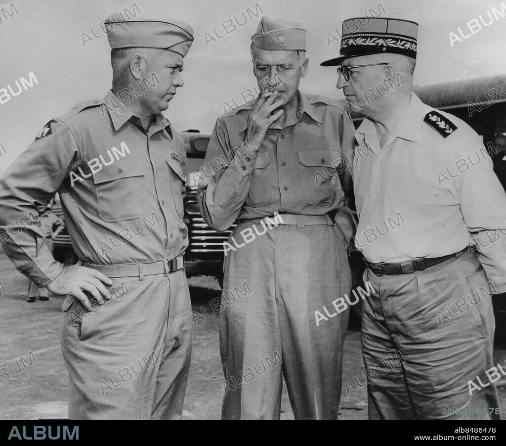 PANMUNJOM 1953-08-05 . Generalmajor Sven Grafström, som utsetts att leda den neutrala övervakningskommissionen i Korea, har nu nått fram till ett basläger invid Panmunjom. På bilden ovan välkomnas han och hans schweiziske kollega Frederick Rihner av chefen för vapenstilleståndskommissionens sambandsavdelning , överste Joseph R. Groves (längst t. v.). Foto: UPI / SCANPIX kod 450. ***BETALBILD***.