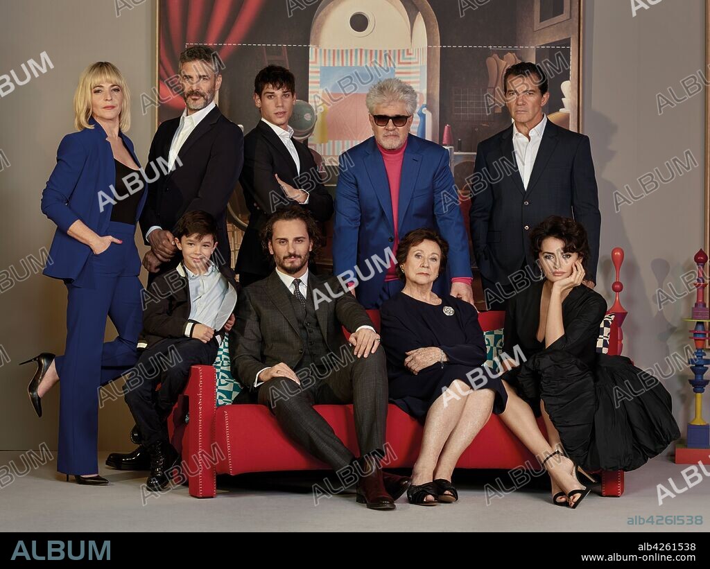 ANTONIO BANDERAS, ASIER ETXEANDIA, CESAR VICENTE, JULIETA SERRANO, LEONARDO SBARAGLIA, NORA NAVAS, PEDRO ALMODOVAR and PENELOPE CRUZ in DOLOR Y GLORIA, 2019, directed by PEDRO ALMODOVAR. Copyright EL DESEO S.A / BUSTOS, NICO.