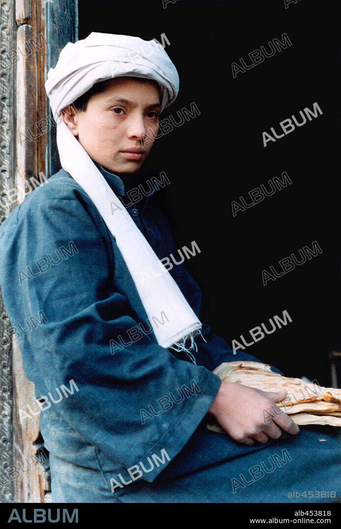 MARINA GOLBAHARI in OSAMA, 2003, directed by SIDDIQ BARMAK. Copyright BARMAK FILM/NHK/LEBROCQUY FRASER PRODUCTIONS / RAMAQ, WAHID.