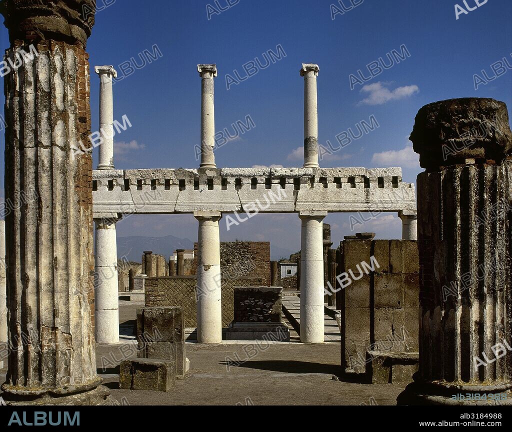 POMPEYA. Ciudad romana situada a los pies del VESUBIO, destruida en el 79 d. C. por la erupción del volcán. Vista parcial del pórtico del FORO ROMANO realizado en dos órdenes superpuestos (dórico y jónico). En primer término las columnas estriadas del pórtico de entrada desde el Foro a la Basílica. La Campania. Italia.
