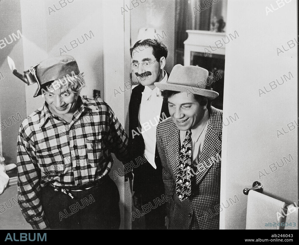 CHICO MARX, GROUCHO MARX, HARPO MARX y THE MARX BROTHERS en EL HOTEL DE LOS LÍOS, 1938 (ROOM SERVICE), dirigida por WILLIAM A. SEITER. Copyright RKO.