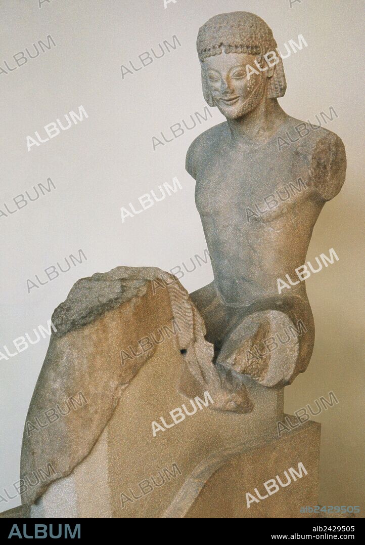 ARTE GRIEGO. GRECIA. Estatua de jinete, conocida bajo el nombre de "JINETE RAMPIN". Escultura del tipo kuros realizada en el año 550 a. C. por uno de los artistas de los talleres de Atica. El torso es original, la cabeza una réplica. Museo de la Acrópolis. Atenas.