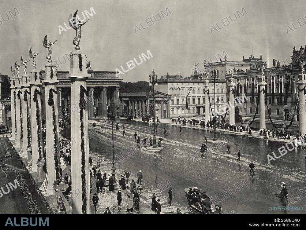 Berlin, 15. Juni 1913. 25jähriges Regierungsjubiläum Kaiser Wilhelms II. Pariser Platz und Brandenburger Tor im Festschmuck. Foto (Otto Haeckel).