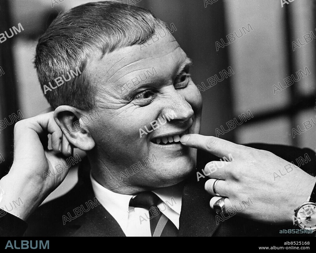 ARKIV 19661213. Thore Skogman, svensk musiker och skådespelare, viar sin glugg mellan tänderna.. Foto: Gunnar Westerlind / XP / SCANPIX / kod 192. ** OUT AFTONBLADET, PUNKT SE **.