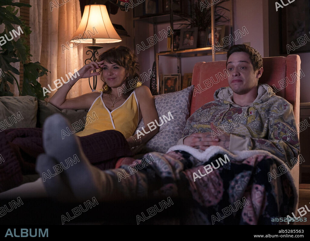 MARISA TOMEI and PETE DAVIDSON in THE KING OF STATEN ISLAND, 2020, directed by JUDD APATOW. Copyright UNIVERSAL PICTURES.