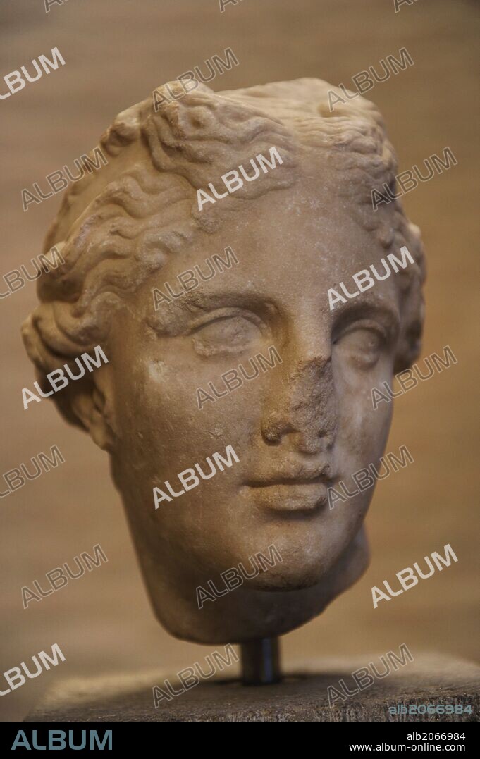 ARTE GRIEGO. Cabeza de una estatua de la diosa Afrodita. Alrededor del 300 a. C. Glyptothek. Munich. Alemania. Europa.