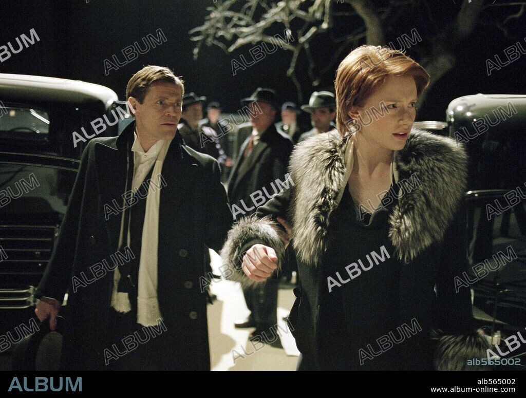 BRYCE DALLAS HOWARD and WILLEM DAFOE in MANDERLAY, 2005, directed by LARS VON TRIER. Copyright ZENTROPA ENTERTAINMENTS.