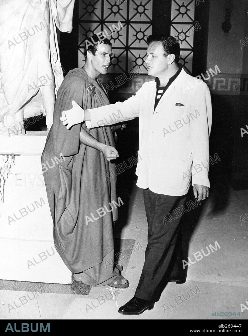 JOSEPH L. MANKIEWICZ y MARLON BRANDO en JULIO CESAR, 1953 (JULIUS CAESAR), dirigida por JOSEPH L. MANKIEWICZ. Copyright M.G.M.