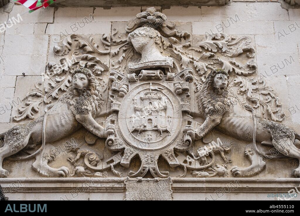 Casa de Martín Ruiz de Luzuriaga, con escudo de armas de los Ordoñana-Vicuña, Salvatierra, Álava , comunidad autónoma del País Vasco, Spain.