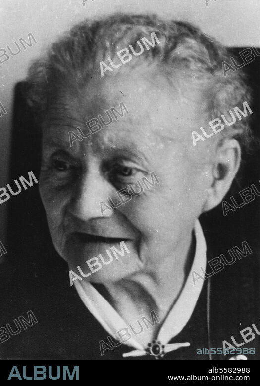 Courths-Mahler, Hedwig, geb. Mahler Unterhaltungsschriftstellerin, Nebra (Unstrut) 18.2.1867 - Rottach-Egern (Obb) 26.11.1950. Porträtaufnahme, um 1948.