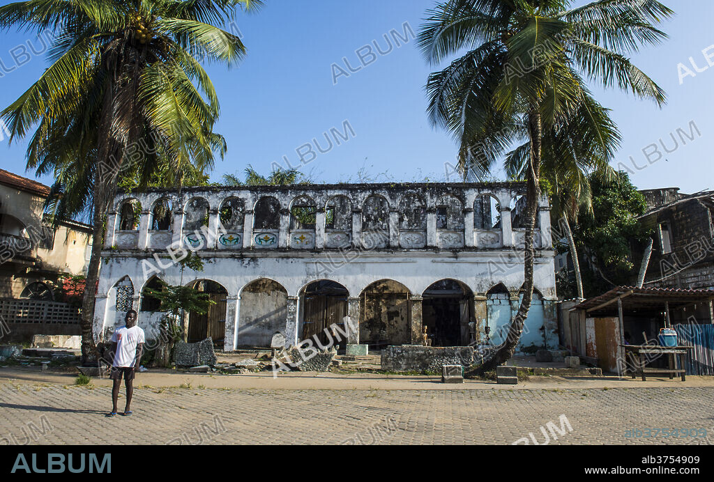 Old colonial house in Grand Bassam, UNESCO World Heritage Site, Ivory Coast, West Africa, Africa.