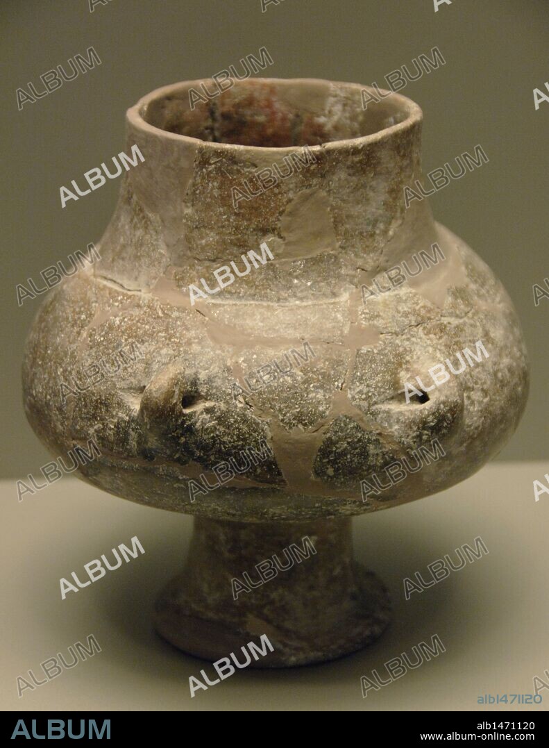 ARTE PREHISTORICO. GRECIA. JARRO hecho a mano sin decoración. Tiene cuerpo globular con dos pequeñas asas, boca ancha y pie. Museo Arqueologico Nacional. Atenas. Grecia.
