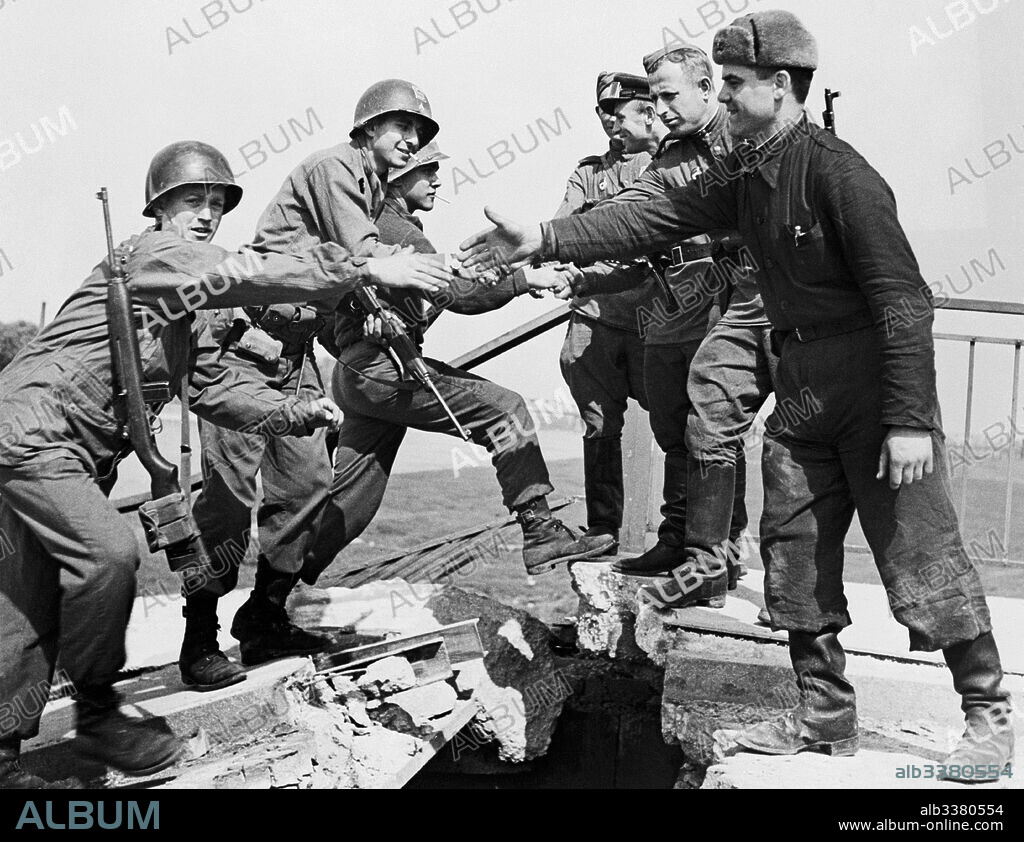 ANÓNIMO. Elbe Day, 1945. American and Russian Troops Meeting at Elbe River.