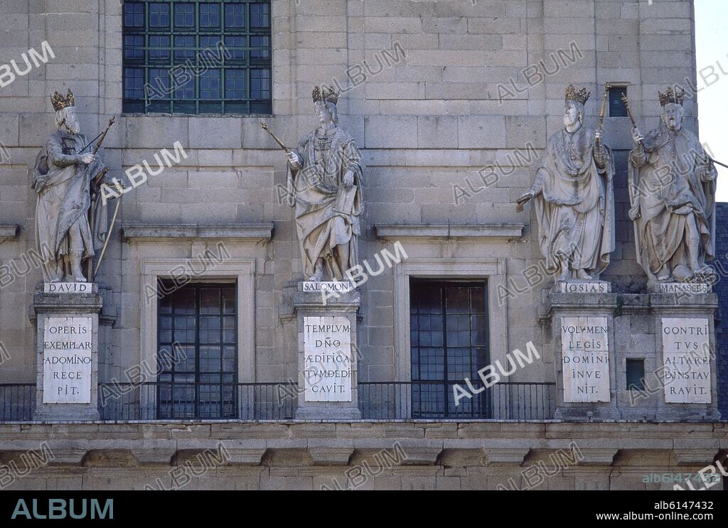 AUTOR LIBRE 01307. IGLESIA-EXTERIOR-ESTATUAS:REYES DAVID,SALOMON,JOSIAS Y MANASSES.