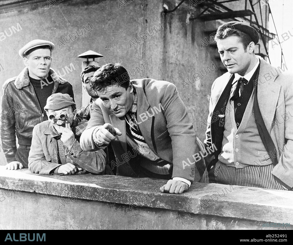 CARLO PISACANE, MARCELLO MASTROIANNI, RENATO SALVATORI and VITTORIO GASSMAN in BIG DEAL ON MADONNA STREET, 1958 (I SOLITI IGNOTI), directed by MARIO MONICELLI. Copyright LUX FILM.