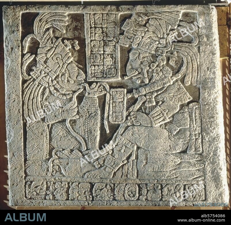 Culture maya, période classique, 770 ap. J.-C. Cérémonie de sacrifice donnée par le roi Yaxun Balam (à droite) et sa femme Lahka Ahaw. Relief de pierre. Calcaire, H. 0,692; L. 0,762; P. 0,050. Provient de Yaxchilan, Chiapas, Mexique, Temple 21, Linteau 17. London, British Museum.