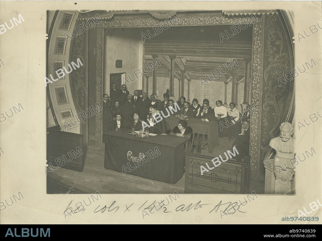 Diciembre 1915. En la casa del Pueblo, de Madrid. La marquesa de Ayerbe (X) durante la conferencia que Dio acerca De "la Mujer, Compañera del Hombre".