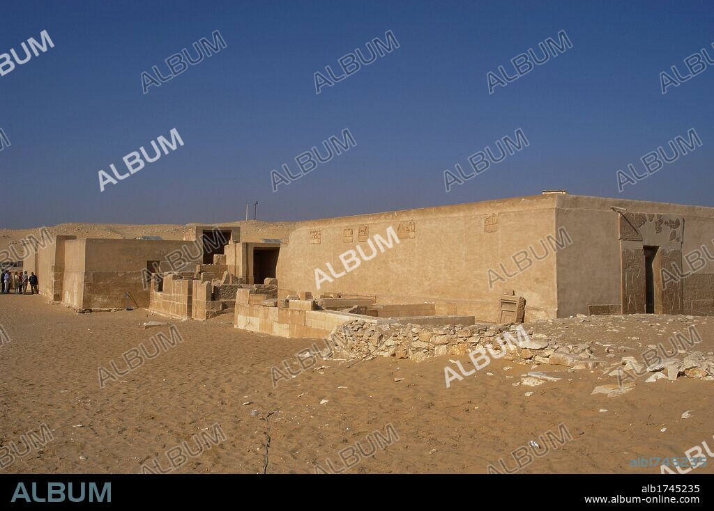 ARTE EGIPCIO. EGIPTO. IMPERIO ANTIGUO. VI DINASTIA. MASTABA DE KAGEMNI (2350 a. C.). Situada en el lado norte de la Pirámide de Teti. Kagemni fue un alto funcionario del faraón. Vista del exterior. SAKKARA.