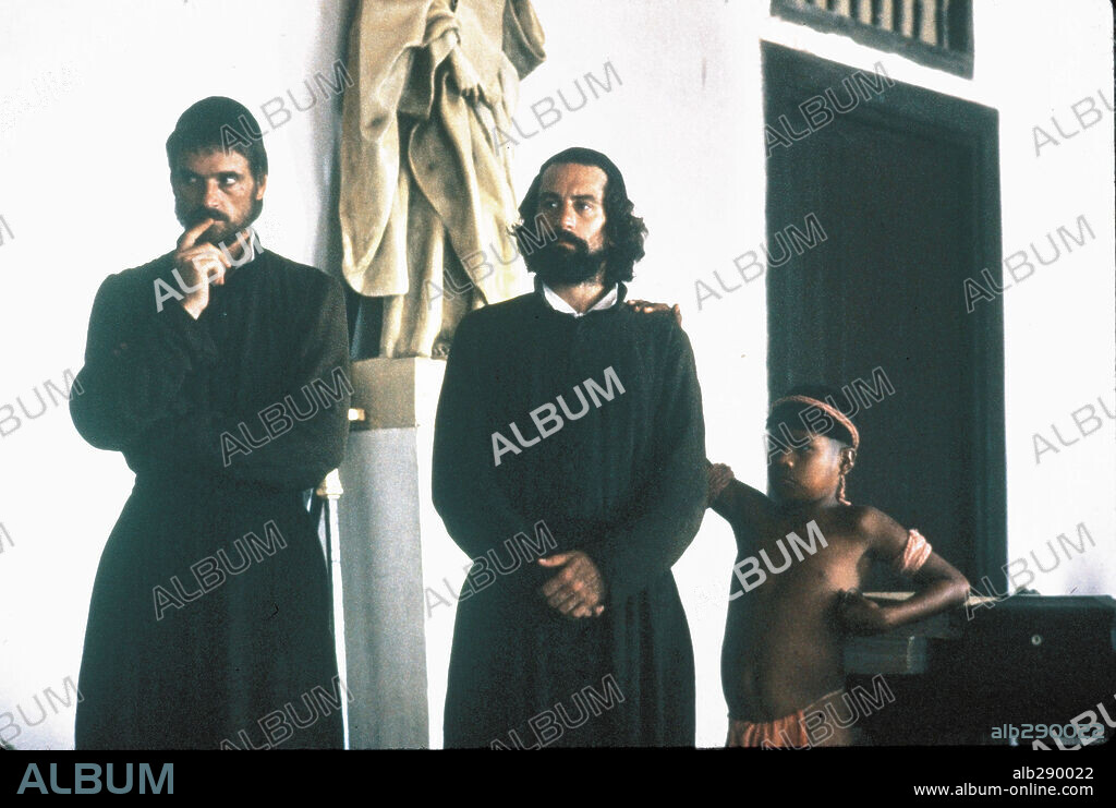 JEREMY IRONS en LA MISIÓN, 1986 (THE MISSION), dirigida por ROLAND JOFFE. Copyright WARNER BROTHERS.