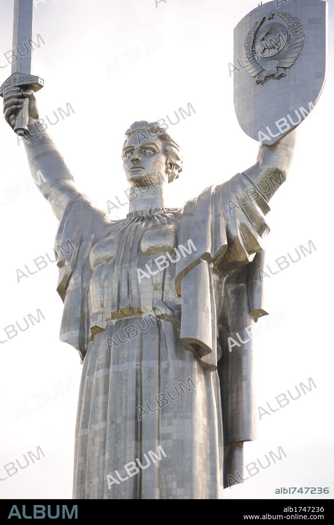 Ucrania. Kiev (Kyiv). Monumento a la Madre Patria, en homenaje a la liberación de Ucrania de la ocupación nazi. Erigido en 1982 por Evgenij Viktorovich Vuchetich (1908-1974) y Vasily Boroday. Titanio. Ubicado en el Memorial de la Gran Guerra Patria.