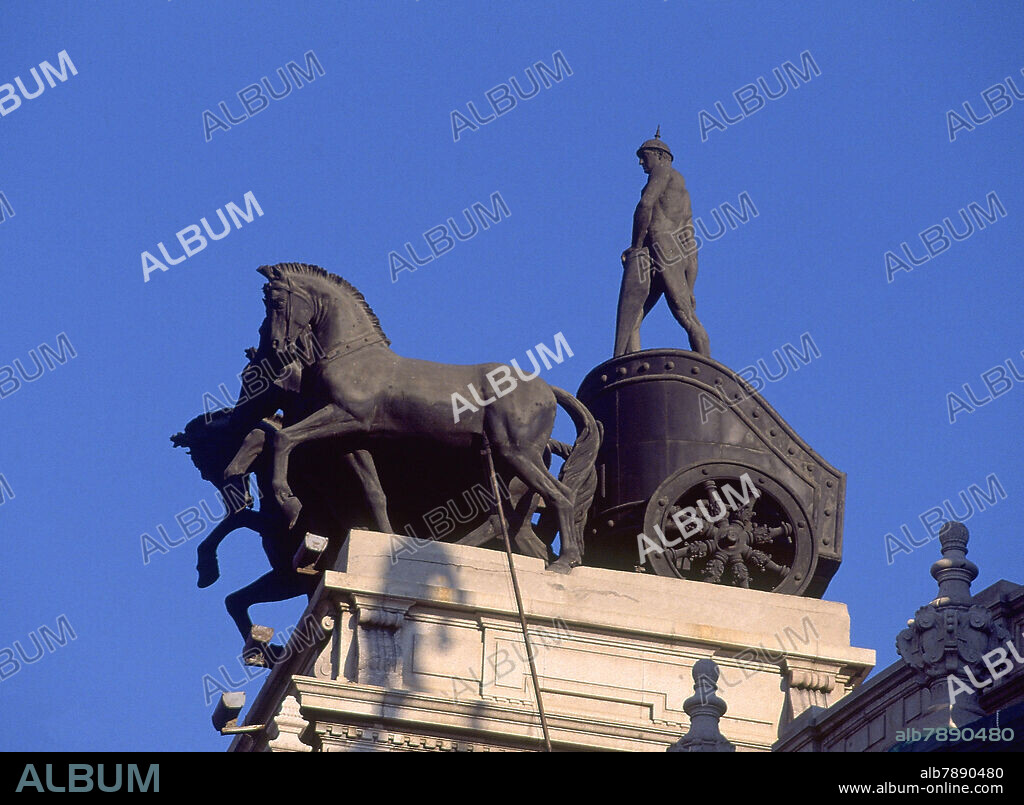 HIGINIO BASTERRA (1876-1957). CUADRIGA QUE REMATA UNO DE LOS TORREONES DEL EDIFICIO - 1922.