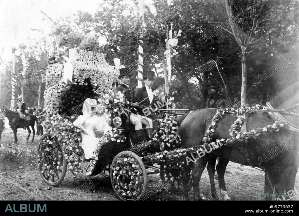 Madrid, 06/01/1906. Don Luis Canalejas' horse-drawn carriage, fourth prize in the battle of flowers in Retiro.