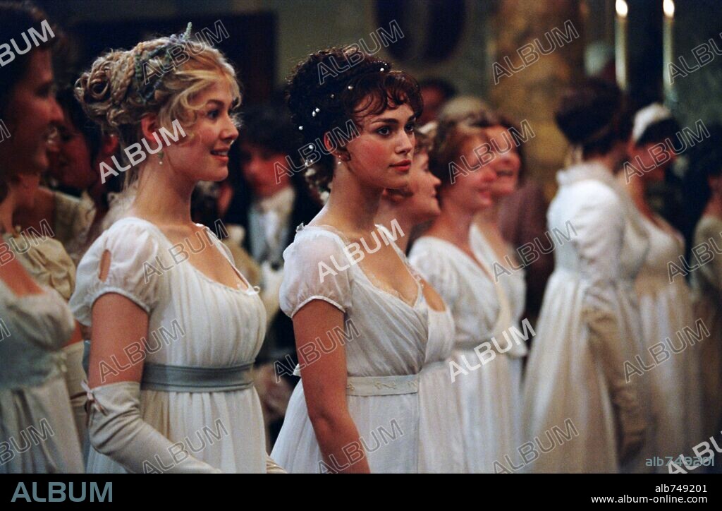 KEIRA KNIGHTLEY and ROSAMUND PIKE in PRIDE & PREJUDICE, 2005, directed by JOE WRIGHT. Copyright UNIVERSAL PICTURES / BAILEY, ALEX.