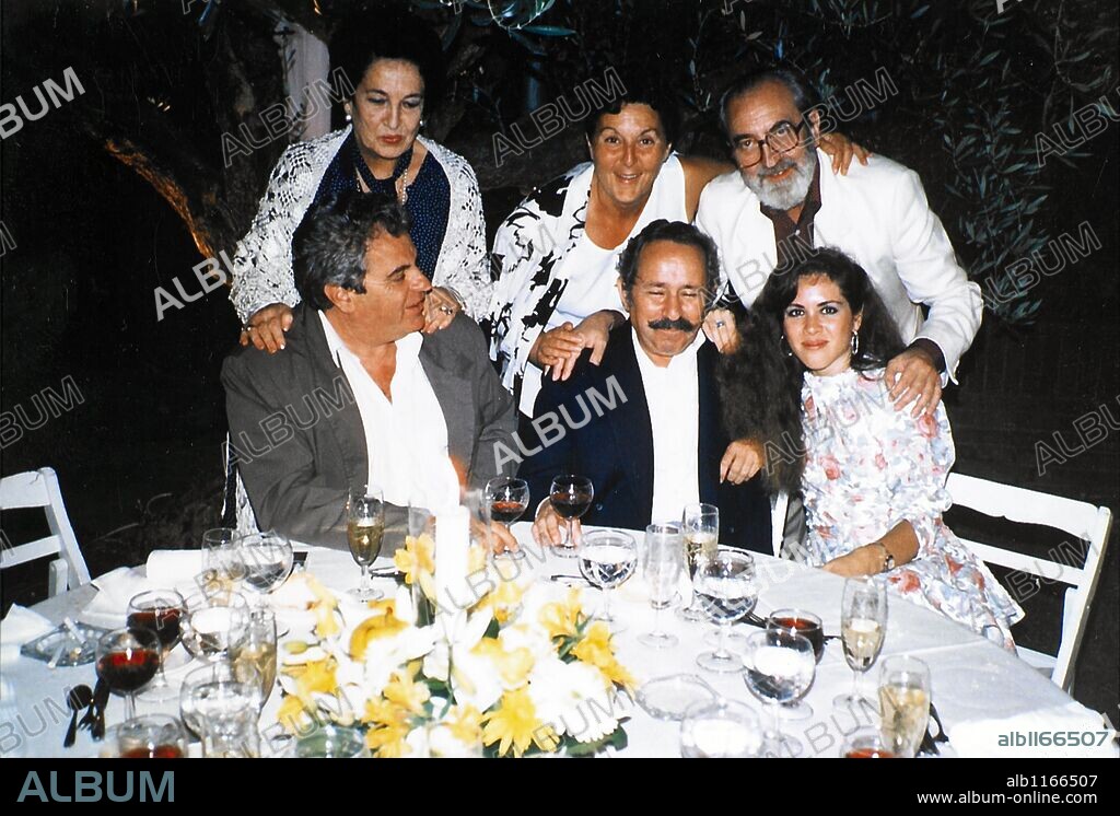 El poeta Ángel González (chaqueta blanca), su esposa Susana Ribera (vestido floreado), el escritor hispano-mexicano Paco Ignacio Taibo (bigote), el escritor español Juan Marsé, su esposa Joaquina Hoyas y Carmina Fabra.