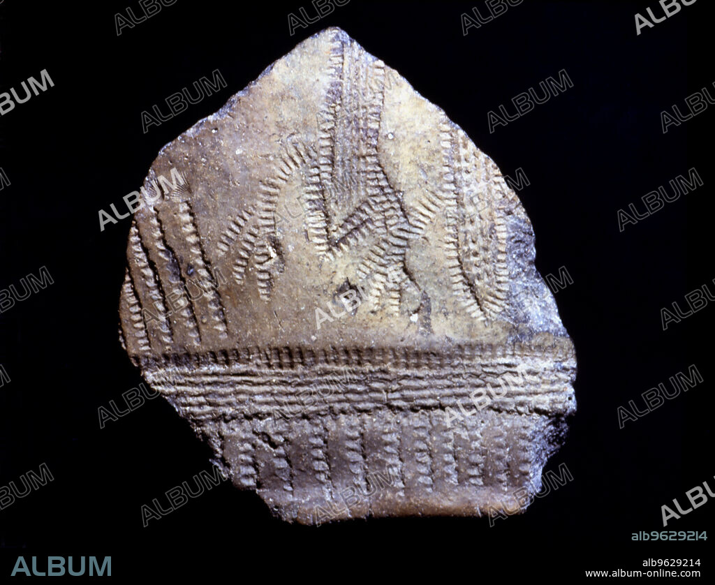 Cardium pottery fragment with anthropomorphic figures, they seem two persons with arms raised as in prayer, from the Cova de l'Or (Beniarrés, Alicante). 7'2 cm.