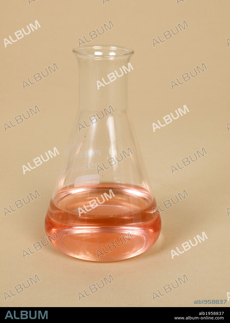 MATRAZ ERLENMEYER. Recipiente de cristal donde se mezclan las soluciones químicas.