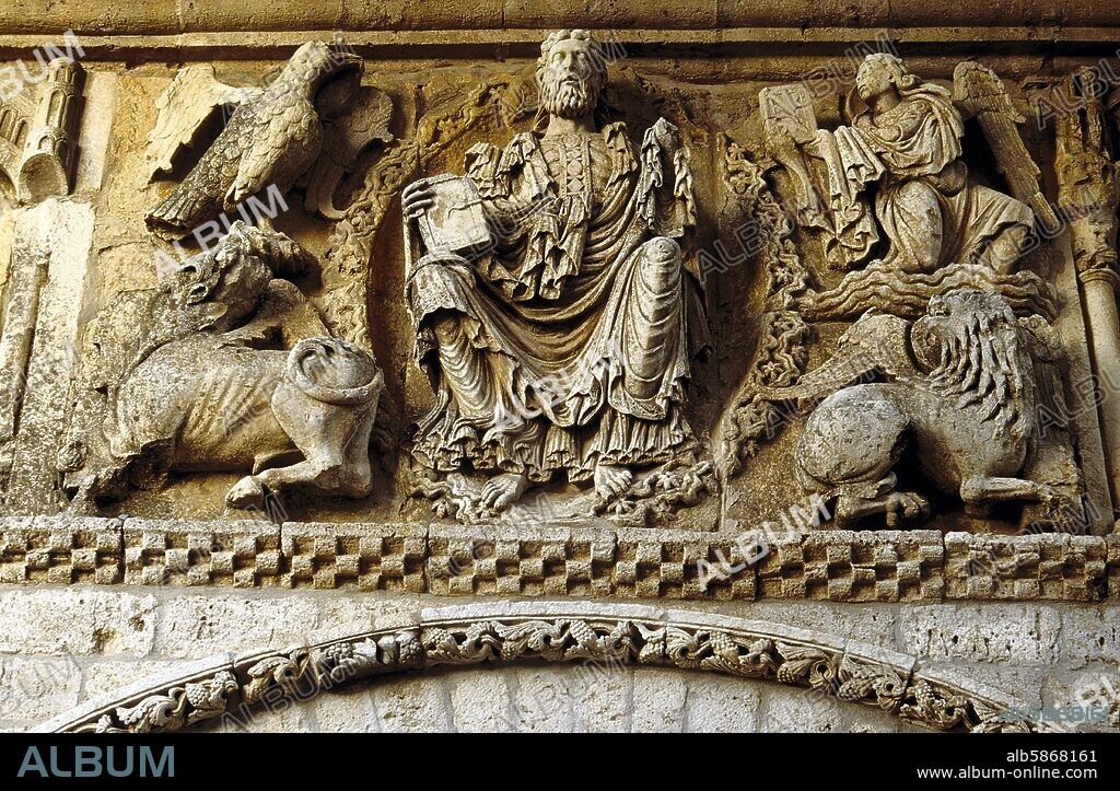 Carrión de los Condes, Iglesia de Santiago, portada, pantocrator; Camino de Santiago, friso románico.