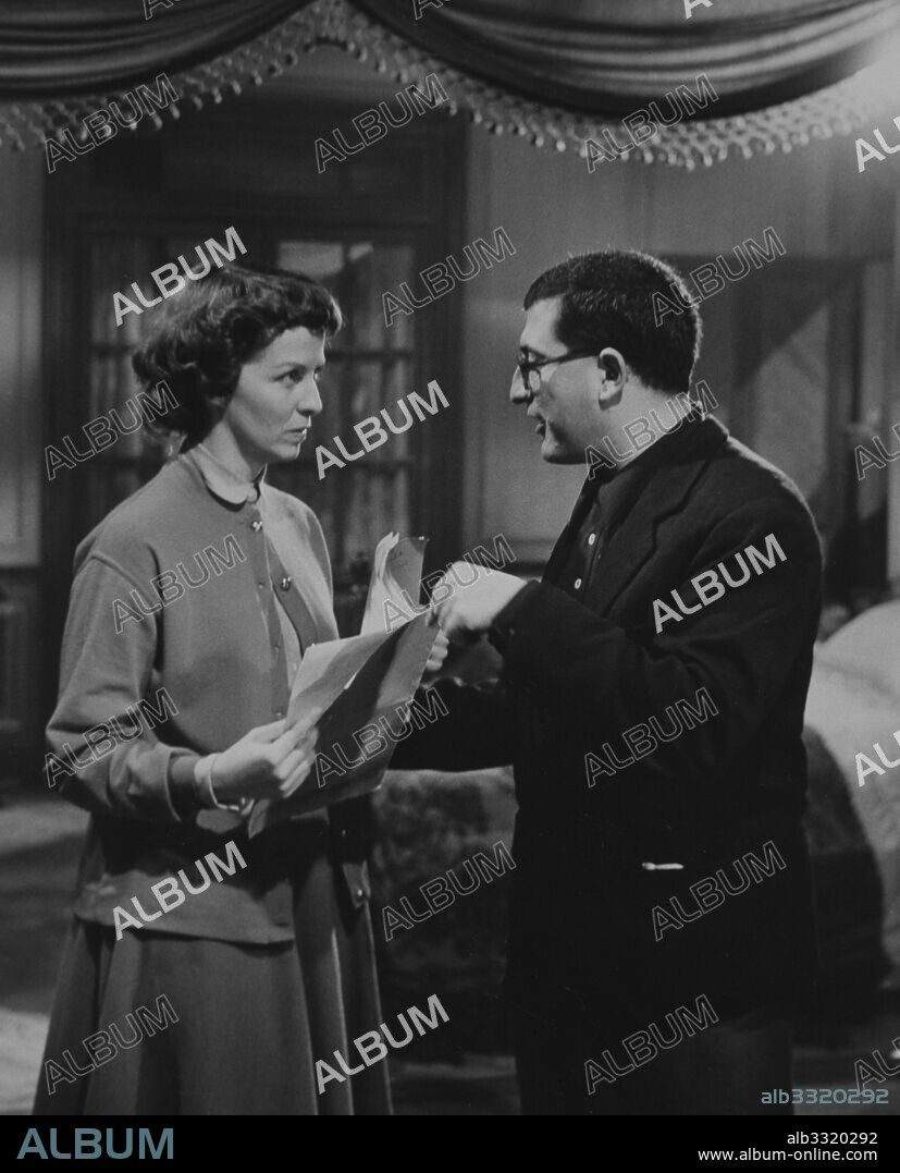 BARDEM , JUAN ANTONIO DIRECTOR DE CINE ESPAÑOL . MADRID 1922 - 2002 RODAJE DE " CALLE MAYOR " , AÑO 1956 ACTRIZ , BETSY BLAIR.