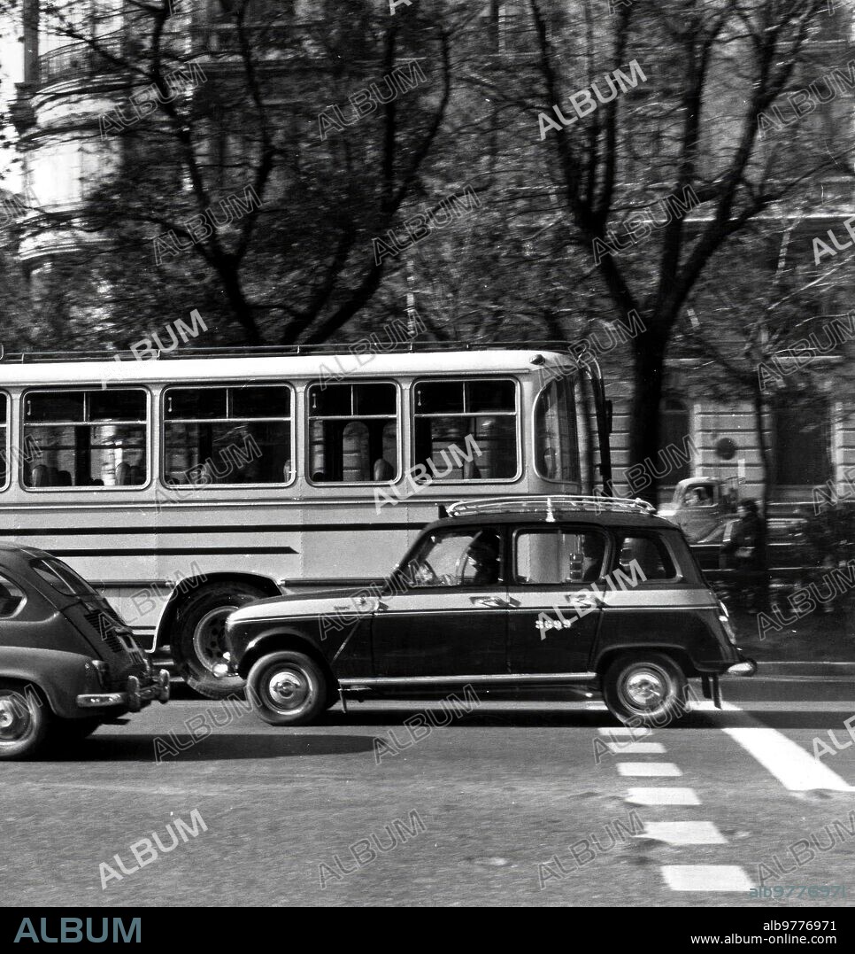 1965. Microtaxi (Renault 7)  Circulando por las Calles de Madrid.