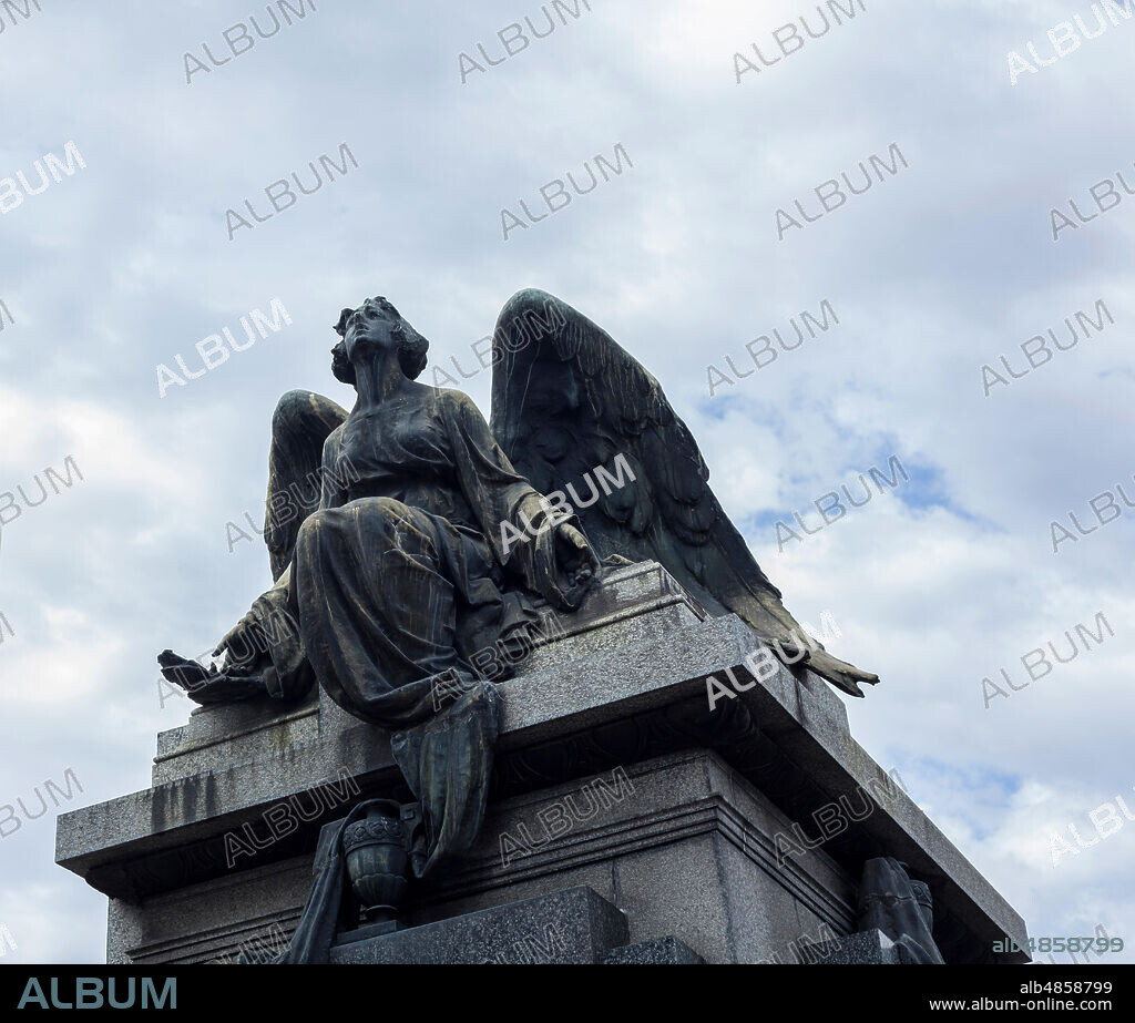 Escultura de ángel con grandrs alas sobre el techo de Mausoleo.