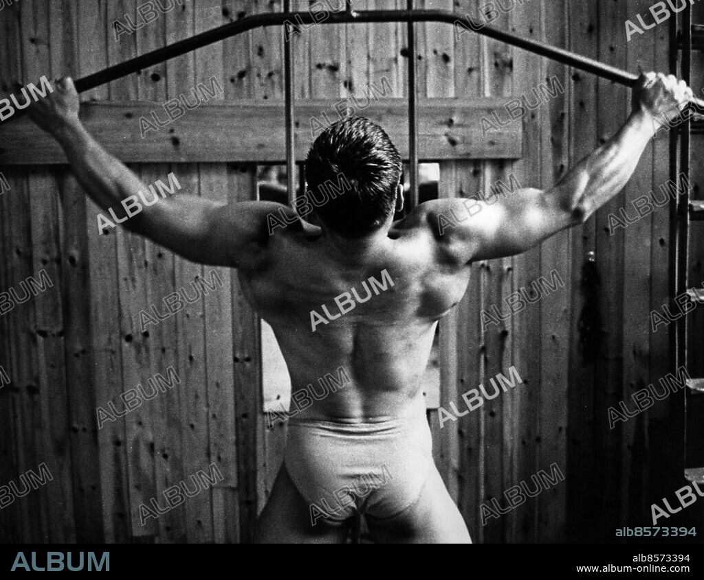 ARKIV STOCKHOLM 1962.. Eino Akkila, vårt svenska hopp i Mr Universum-tävlingen, tränar rygg- och axelmuskler i en apparat hos frisksportare på Södermalm i Stockholm. Reportaget ingår i TV-filmen Muskelbyggare av Tor-Ivan Odulf om muskelknuttarnas vardag som sänds den 30/7 1962.. Foto: Ulf Stråhle / SVT Bild / Kod: 5600. RiR sv/v 16418. RiR nr. 30/62, 8/76. Mapp: TV Muskelknuttar.. TV rep.