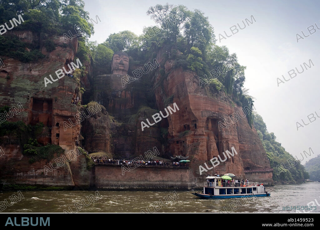 GRAN BUDA DE LESHAN. Esculpido entre los años 713 y 803, durante la Dinastía Tang, en un acantilado del monte Lingyun, en la confluencia de los ríos Min Jiang, Dadu y Qingyi. De 71 m. de altura, representa a un Buda Maitreya. Declarado Patrimonio de la Humanidad por la UNESCO en 1996. Cercanías de Leshan. Provincia de Sichuan. China.