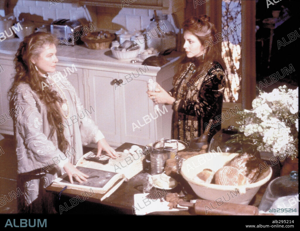DIANNE WIEST and STOCKARD CHANNING in PRACTICAL MAGIC, 1998, directed by GRIFFIN DUNNE. Copyright WARNER BROTHERS / TENNER, SUZANNE.