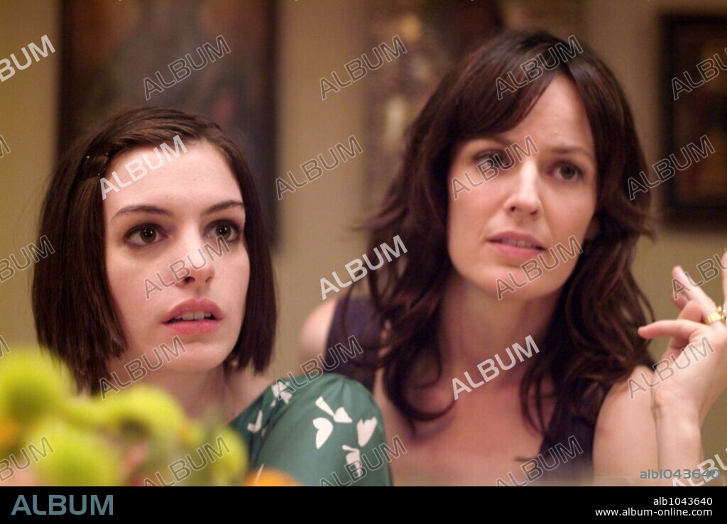 ANNE HATHAWAY and ROSEMARIE DEWITT in RACHEL GETTING MARRIED, 2008, directed by JONATHAN DEMME. Copyright MARC PLATT PRODUCTIONS / VERGARA, BOB.