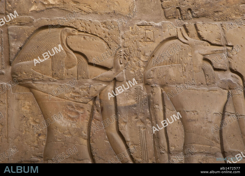 ARTE EGIPCIO. EGIPTO. RELIEVE con la representación del DIOS de la sabiduría TOTH (hombre con cabeza de ibis) y el DIOS de los muertos ANUBIS (hombre con cabeza de chacal). Muros del TEMPLO DE LUXOR. Antigua Tebas "Waset".