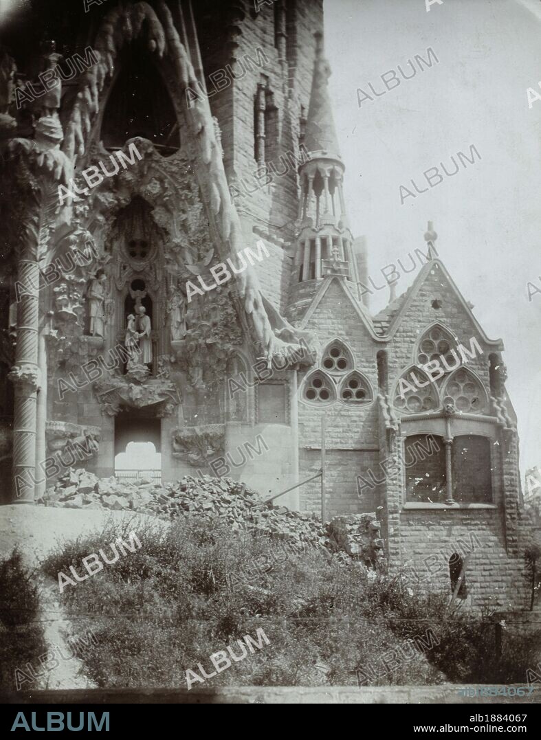 VISTA DE LA BASILICA DE LA SAGRADA FAMILIA DEL ARQUITECTO ANTONI GAUDI, FOTOS DE OBRA. AUTOR DESCONOCIDO. HACIA 1910.