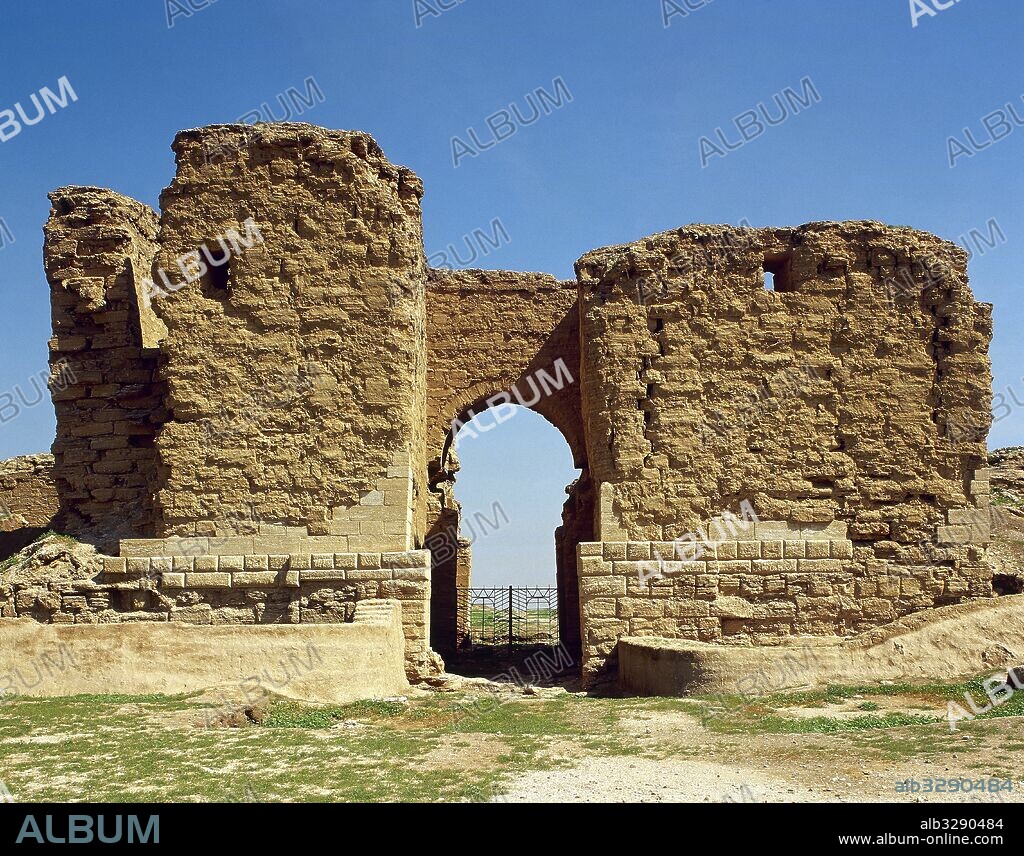 DURA EUROPOS (TELL SALHIVE). Ciudad que nació hacia el año 290 a. C. para defender la ruta entre Apamea y Seleucia, plazas fuertes del reino seléucida. En el 164 d. C. fue conquistada por los romanos. PUERTA DE PALMIRA, una de las antiguas puertas de entrada a la ciudad. Fechada hacia el 17 a. C., durante la dominación parda. SIRIA.