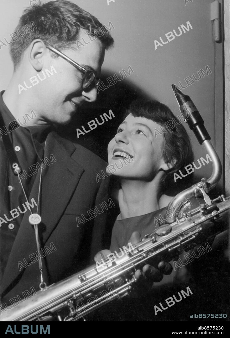 MALMÖ 1953-11.. Orig. bildtext... DEN DANSKE BARYTONSAXOFONISTEN MAX BRUEL, har med sin jazzkvintett gästat Malmö. Ovan Max Bruel med saxofon och maka, Birgit Bruel, som är kvintettens vocalist. Nov. 1953 Anm. M Brüel, 1927-1995, dansk arkitekt och jazzmusiker. B Brüel, 1927-1996, dansk sångerska och skådespelerska, gift med M Brüel 1951-1962. CD694 persons: BIRGIT BRUEL;MAX BRUEL sites: DANMARK*;MALMÖ;SVERIGE.